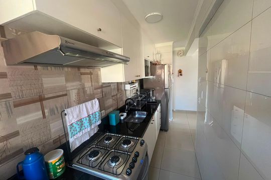 Cozinha de apartamento para alugar com 2 quartos, 50m² em Jardim Elizabete, Embu das Artes