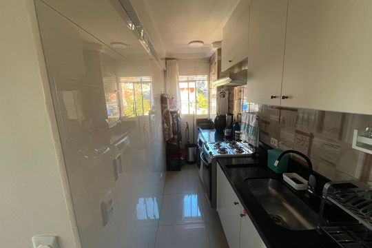 Cozinha de apartamento para alugar com 2 quartos, 50m² em Jardim Elizabete, Embu das Artes