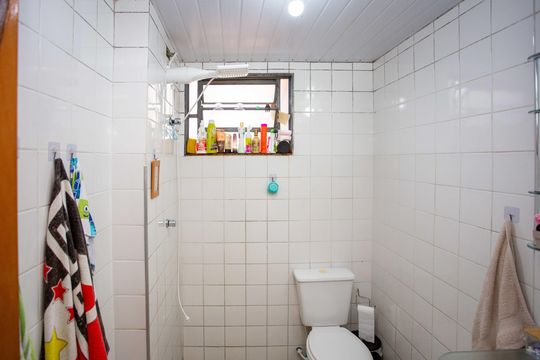 Banheiro de apartamento à venda com 2 quartos, 49m² em Serraria, Diadema