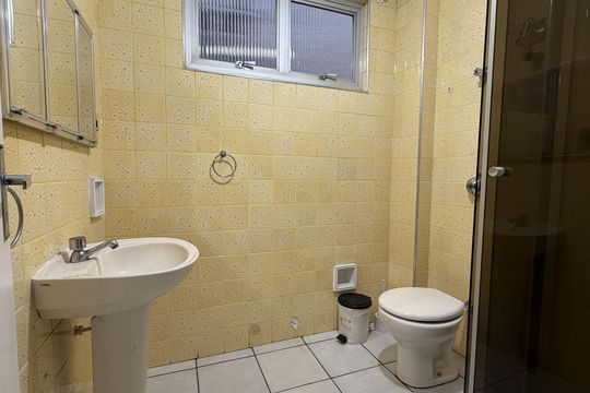 Banheiro de apartamento para alugar com 1 quarto, 59m² em Aparecida, Santos