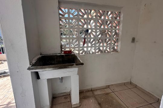 Área de serviço de casa para alugar com 2 quartos, 100m² em Jardim Neide, São Paulo