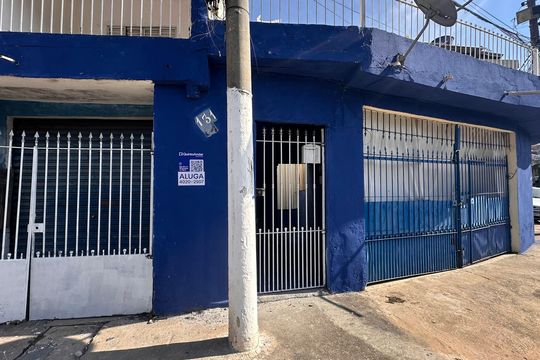 Fachada de casa para alugar com 2 quartos, 100m² em Jardim Neide, São Paulo
