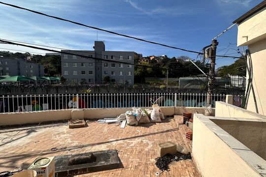 Área externa de casa para alugar com 2 quartos, 100m² em Jardim Neide, São Paulo