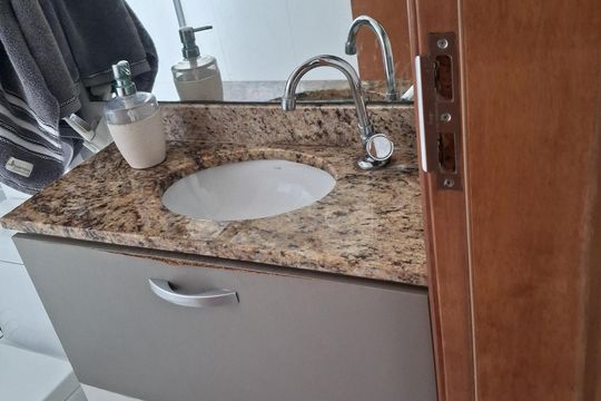 Banheiro de apartamento para alugar com 4 quartos, 118m² em Vila Caiçara, Praia Grande