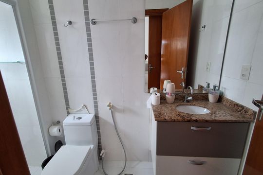 Banheiro de apartamento para alugar com 4 quartos, 118m² em Vila Caiçara, Praia Grande