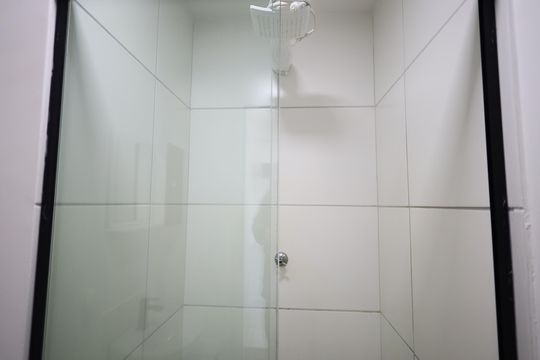 Banheiro de kitnet/studio para alugar com 1 quarto, 24m² em Bonfim, Osasco