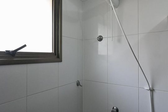 Banheiro Suíte  de apartamento para alugar com 3 quartos, 117m² em Chácara Agrindus, Taboão da Serra