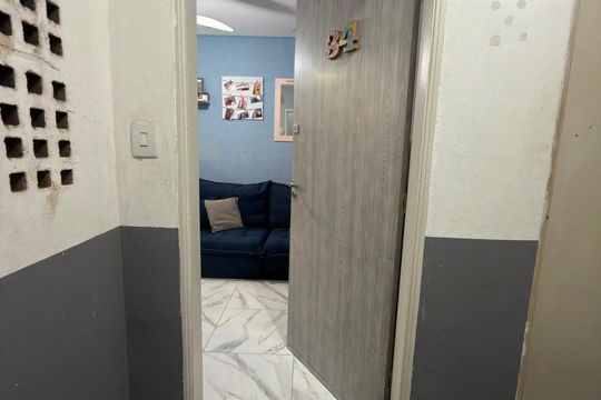 Porta de entrada de apartamento para alugar com 2 quartos, 56m² em Vila America, Carapicuíba