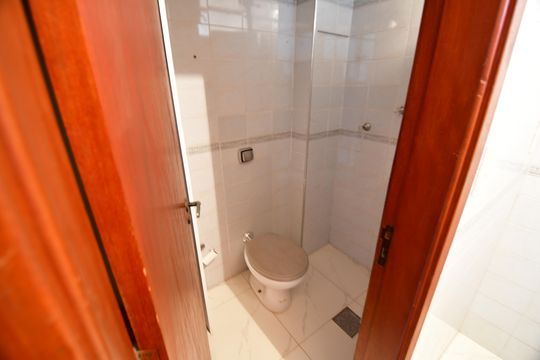 Banheiro de serviço de apartamento para alugar com 2 quartos, 80m² em Cambuí, Campinas