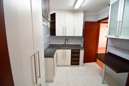 Cozinha de apartamento para alugar com 2 quartos, 80m² em Cambuí, Campinas
