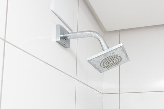 Banheiro de apartamento à venda com 2 quartos, 63m² em Nonoai, Porto Alegre