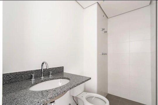 Banheiro de kitnet/studio à venda com 1 quarto, 25m² em Liberdade, São Paulo