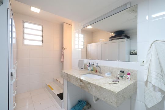 Banheiro da Suíte de casa à venda com 4 quartos, 365m² em Vila Ipojuca, São Paulo