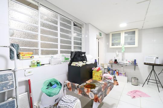 Cozinha 2 de casa à venda com 4 quartos, 365m² em Vila Ipojuca, São Paulo