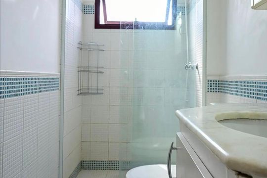 Banheiro de apartamento para alugar com 1 quarto, 55m² em Vila Suzana, São Paulo