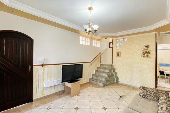 Casa à venda com 3 quartos, 155m² em Jardim Triana, São Paulo