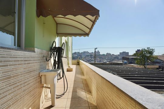 Varanda - Área Privativa 1º Andar  de casa para alugar com 5 quartos, 240m² em Vila Oeste, Belo Horizonte