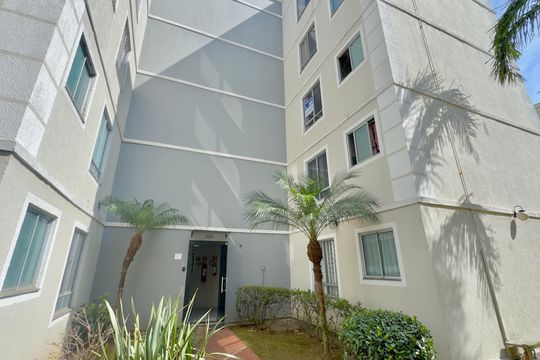 Placa instalada na fachada do imóvel de apartamento à venda com 2 quartos, 42m² em Vila Alzira, Guarulhos