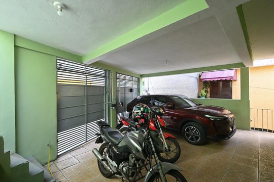 Garagem de casa para alugar com 2 quartos, 360m² em Jardim Piracuama, São Paulo