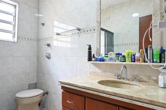 Banheiro de casa para alugar com 2 quartos, 360m² em Jardim Piracuama, São Paulo