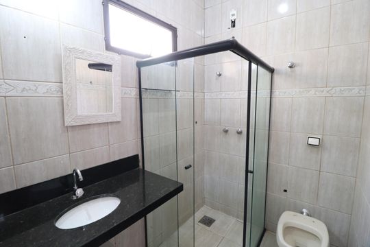 Banheiro do Quarto 4 de casa para alugar com 5 quartos, 270m² em Vigilato Pereira, Uberlândia