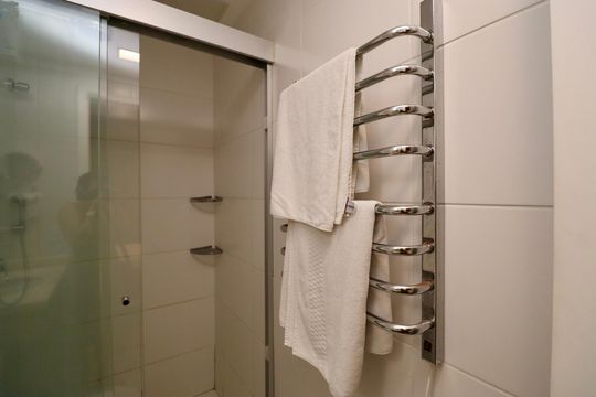 Banheiro de kitnet/studio para alugar com 1 quarto, 44m² em Caminho das Árvores, Salvador