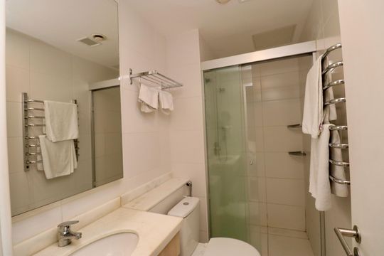Banheiro de kitnet/studio para alugar com 1 quarto, 44m² em Caminho das Árvores, Salvador