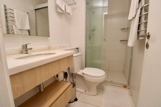 Banheiro de kitnet/studio para alugar com 1 quarto, 44m² em Caminho das Árvores, Salvador