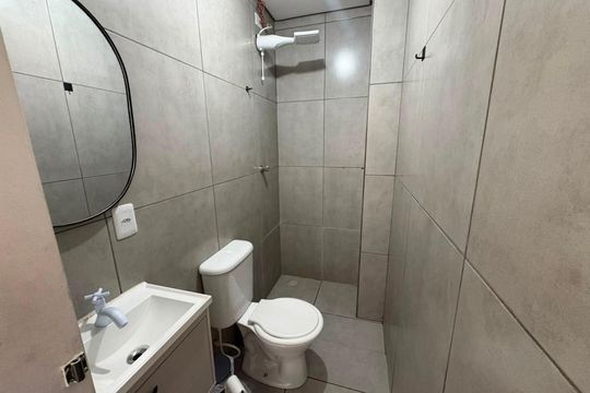 Banheiro de apartamento à venda com 2 quartos, 50m² em Parque Novo Oratório, Santo André