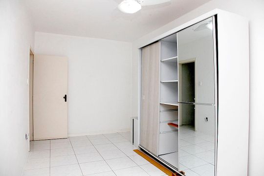 Quarto de apartamento à venda com 1 quarto, 68m² em Farroupilha, Porto Alegre