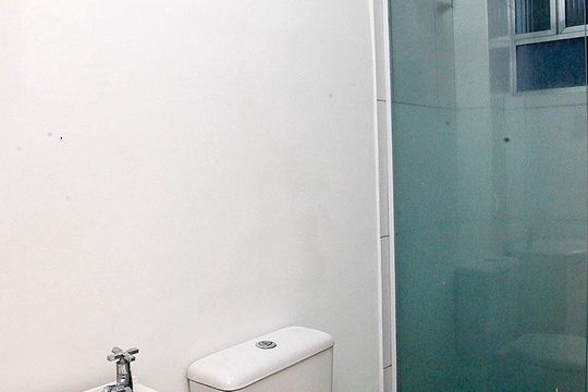 Banheiro de apartamento à venda com 1 quarto, 68m² em Farroupilha, Porto Alegre