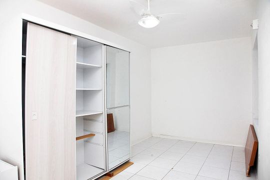 Quarto de apartamento à venda com 1 quarto, 68m² em Farroupilha, Porto Alegre