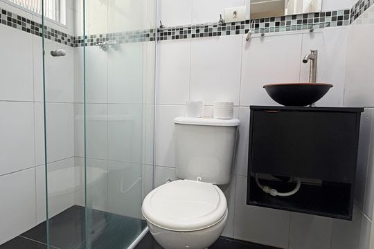 Banheiro da Suíte de apartamento para alugar com 1 quarto, 59m² em Aparecida, Santos
