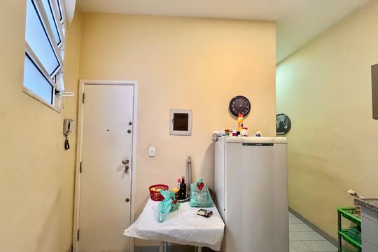 Cozinha de apartamento à venda com 2 quartos, 90m² em Leme, Rio de Janeiro