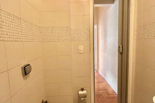 Banheiro de apartamento à venda com 2 quartos, 90m² em Leme, Rio de Janeiro