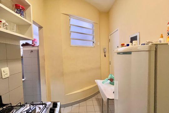 Cozinha de apartamento à venda com 2 quartos, 90m² em Leme, Rio de Janeiro