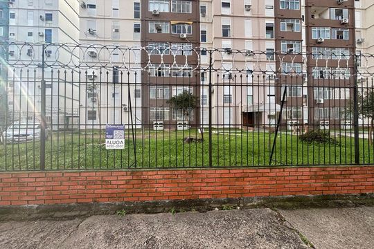 Plaquinha Instalada código NYWW-191 de apartamento para alugar com 1 quarto, 45m² em Humaitá, Porto Alegre