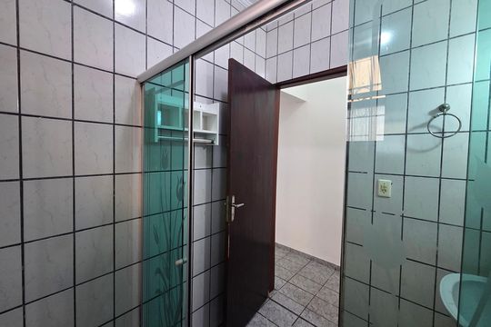 Banheiro social de casa para alugar com 3 quartos, 82m² em Nova Mirim, Praia Grande