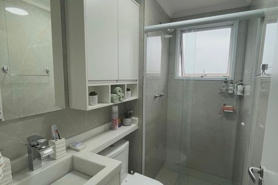 Banheiro de apartamento à venda com 2 quartos, 55m² em Centro, Barueri