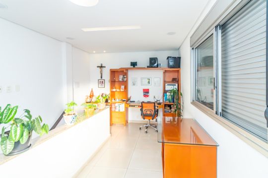 Corredor de apartamento à venda com 3 quartos, 150m² em Sagrada Família, Belo Horizonte