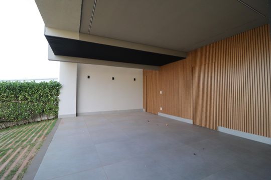 Garagem de casa de condomínio para alugar com 4 quartos, 300m² em Cidade Jardim, Uberlândia