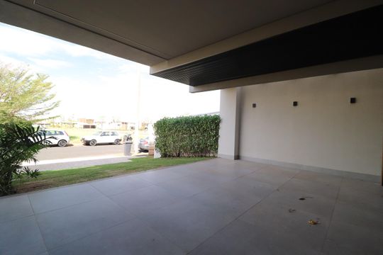 Garagem de casa de condomínio para alugar com 4 quartos, 300m² em Cidade Jardim, Uberlândia