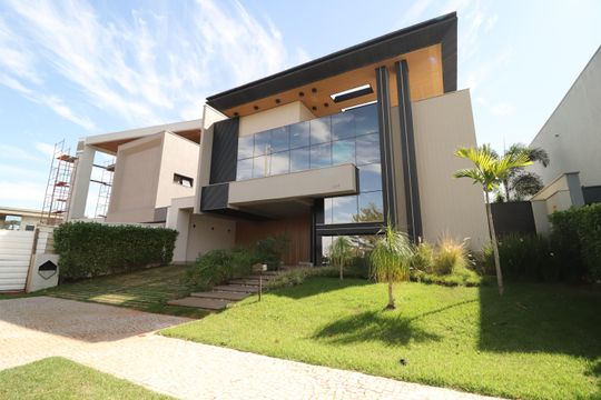 Fachada de casa de condomínio para alugar com 4 quartos, 300m² em Cidade Jardim, Uberlândia