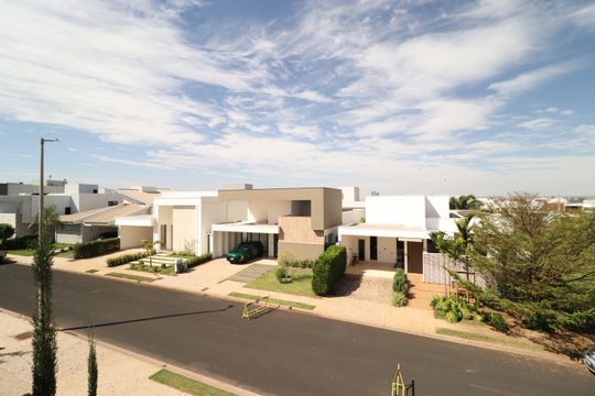 Vista de casa de condomínio para alugar com 4 quartos, 300m² em Cidade Jardim, Uberlândia