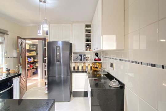 Cozinha de casa à venda com 4 quartos, 222m² em Cipava, Osasco