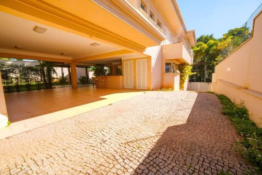 Área externa de casa para alugar com 4 quartos, 381m² em Loteamento Alphaville Campinas, Campinas