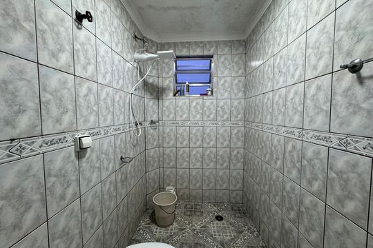 Banheiro de casa para alugar com 1 quarto, 100m² em Chácara Adriana Aparecida, Carapicuíba