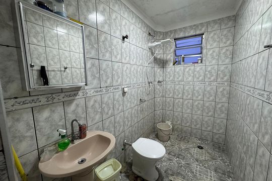 Banheiro de casa para alugar com 1 quarto, 100m² em Chácara Adriana Aparecida, Carapicuíba