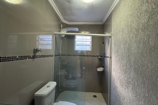 Banheiro de casa para alugar com 2 quartos, 100m² em Chácara Adriana Aparecida, Carapicuíba