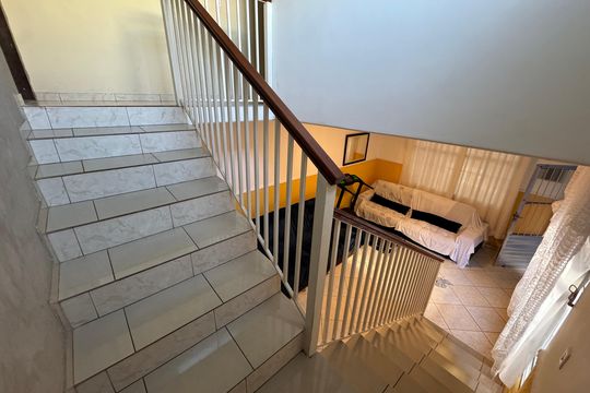 Escada de casa para alugar com 2 quartos, 100m² em Chácara Adriana Aparecida, Carapicuíba